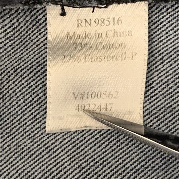 Coldwater Creek Dark Pattern Denim Natural Fit Bermuda Short No Size Tag 34Waist - Picture 11 of 11